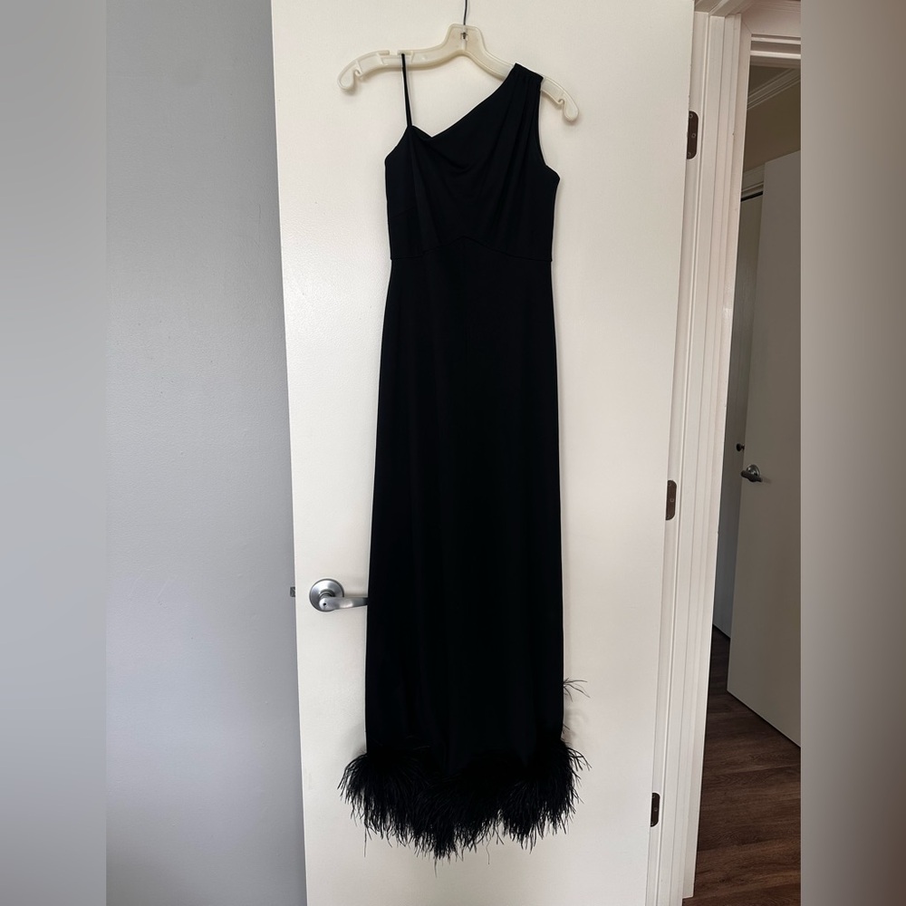 Chic Black One-Shoulder Maxi Dress with Feather Hem